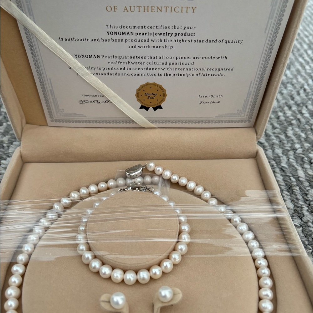 Freshwater Pearl Necklace, bracelet  and Earring Set - Elegant White brand new.
